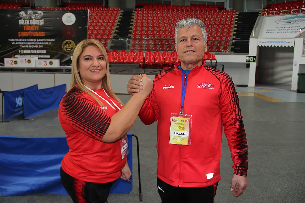 Bilek güreşinde rekor üstüne rekor!