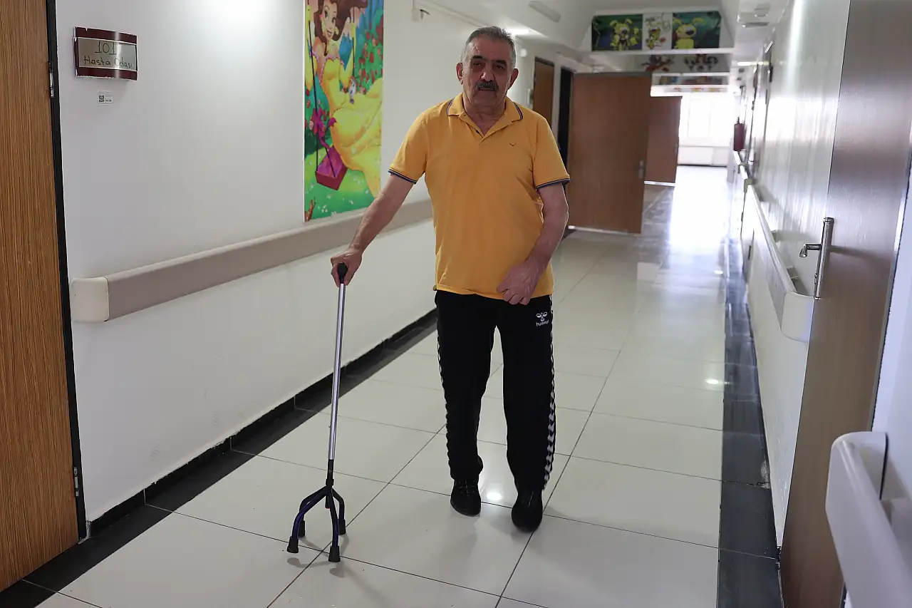 Kayseri'de 70 yaşındaki felçli hasta bakın nasıl yürümeye başladı