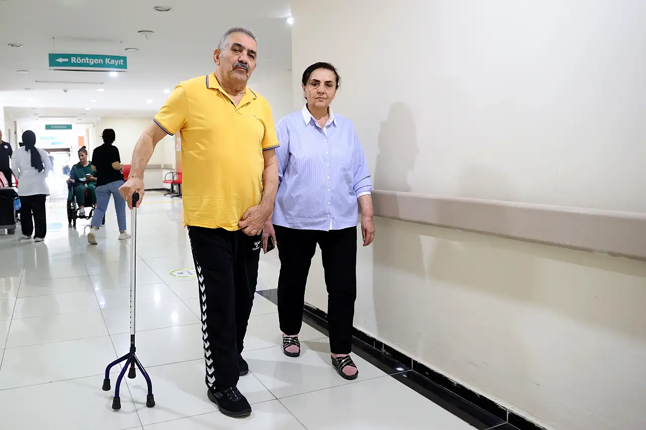 Kayseri'de 70 yaşındaki felçli hasta bakın nasıl yürümeye başladı