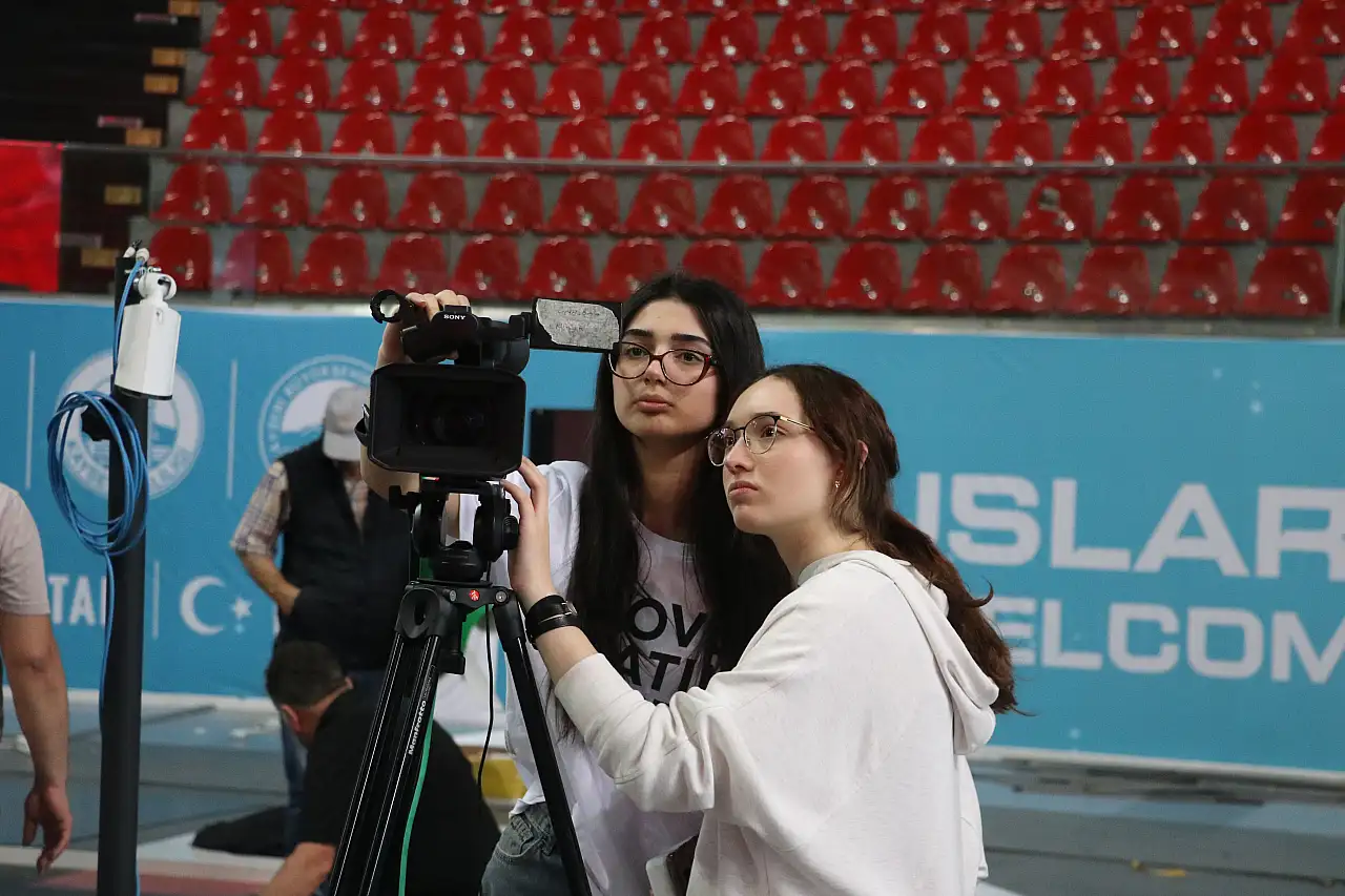 Uluslararası yarışmanın sahnesini öğrenciler kurdu!