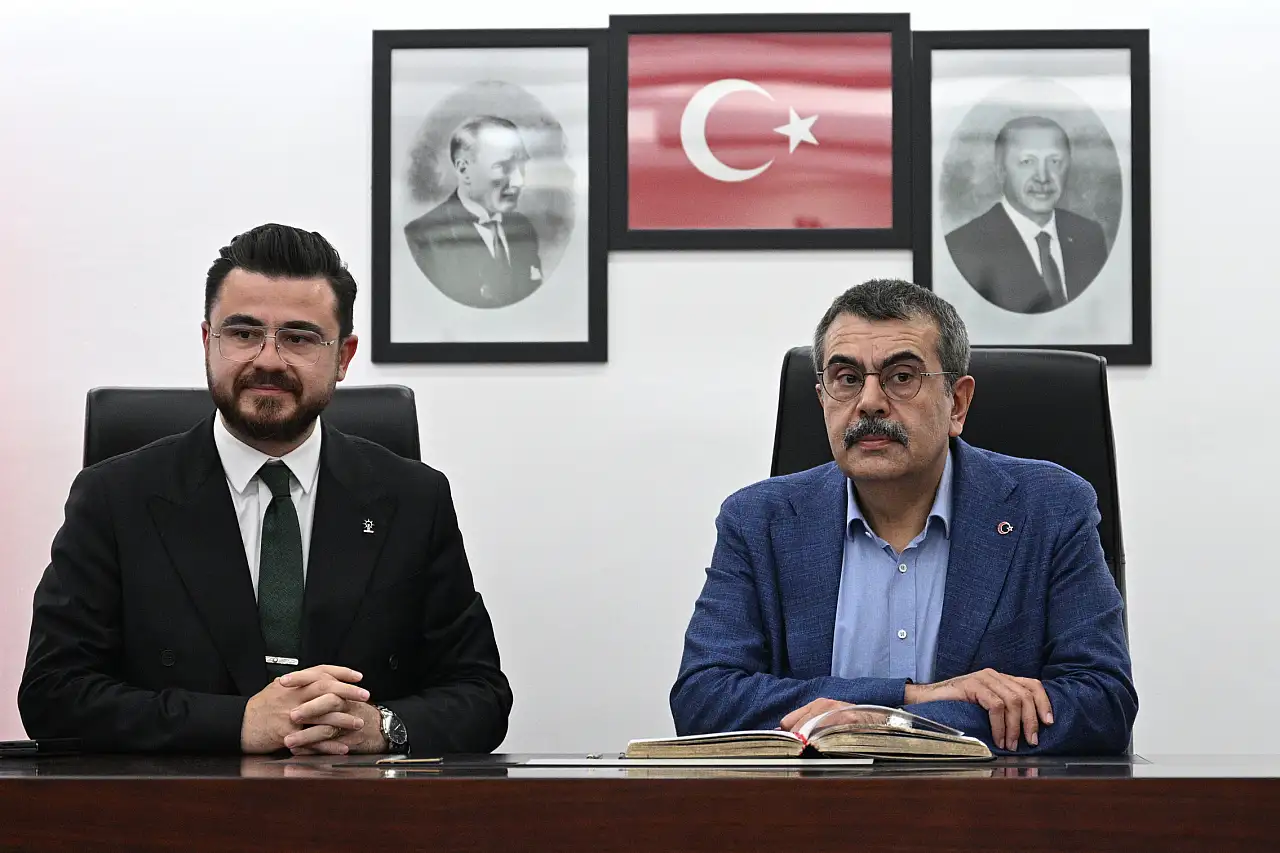 Bakanı Tekin, kaza geçiren müdürünü unutmadı!