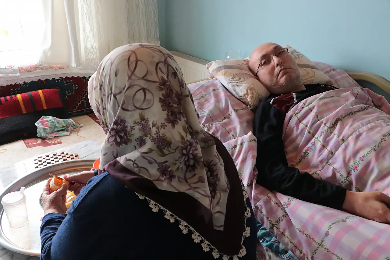 Ümmühan anne yatağa bağımlı oğluyla hayata tutunuyor