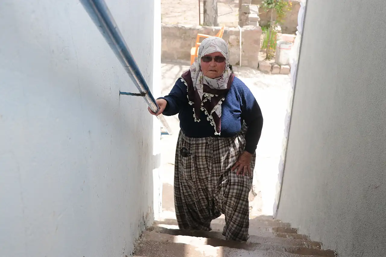 Ümmühan anne yatağa bağımlı oğluyla hayata tutunuyor