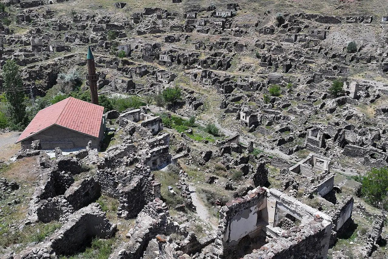 Kayseri'de taşınan mahallenin tek tanığı: 800 yıllık minare...