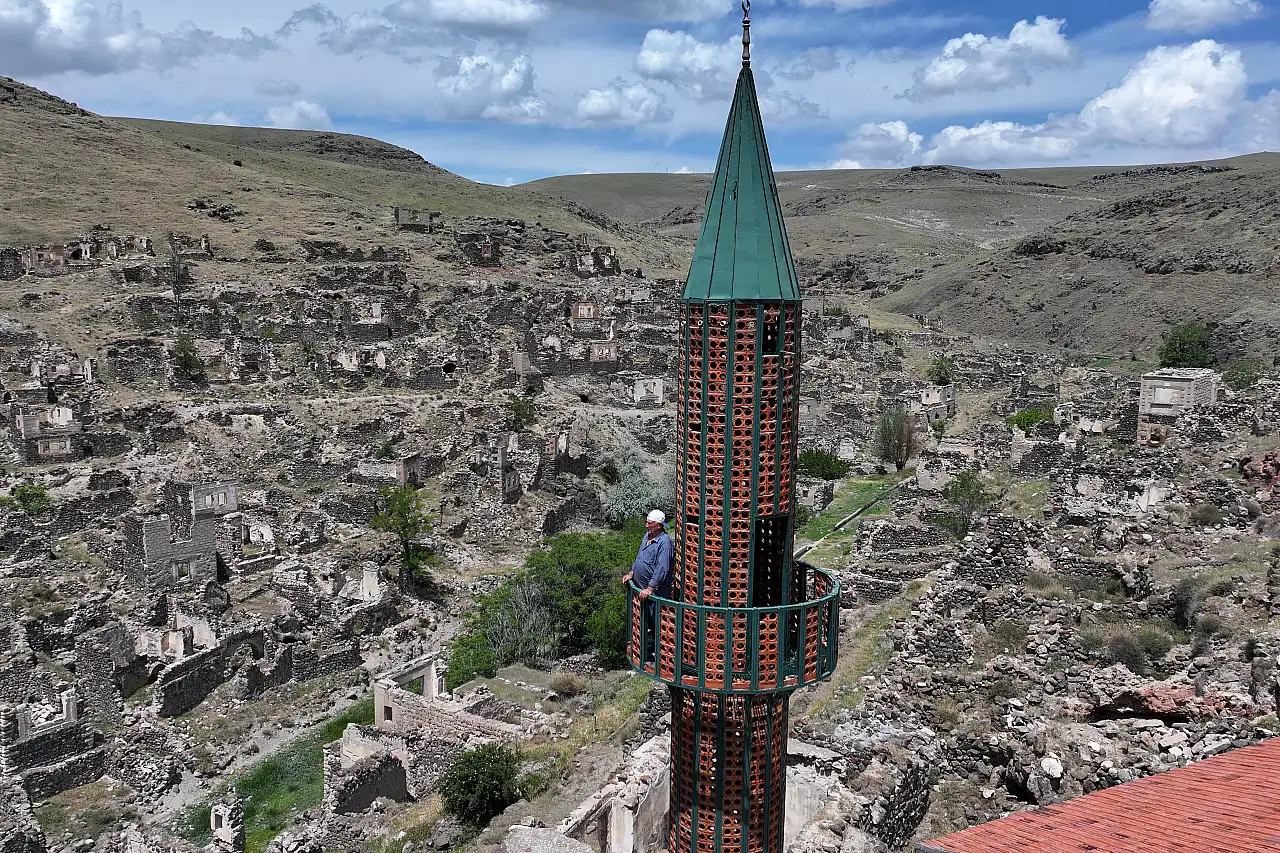 Kayseri'de taşınan mahallenin tek tanığı: 800 yıllık minare...