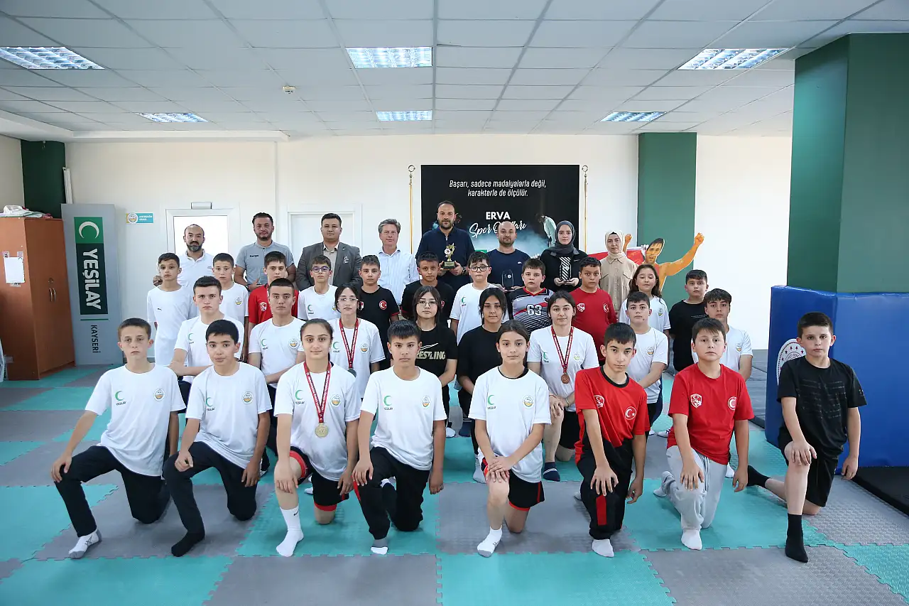 Kayseri'nin minik güreşçileri 6 bin kişi arasından sıyrıldılar