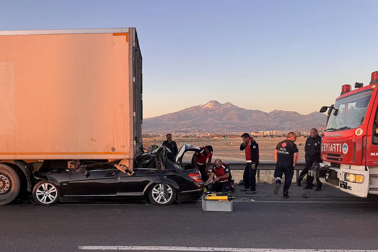 Kuzey Çevre Yolu'nda can pazarı: Otomobil hurdaya döndü