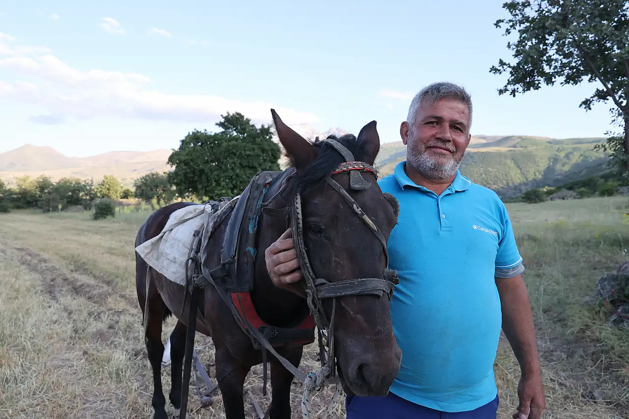 38 yıllık çiftçi, atıyla toprağa hayat veriyor