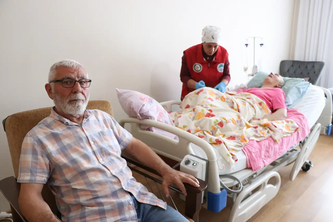 Kayseri'de bir vefa hikayesi: Yatalak eşine bebek gibi bakıyor