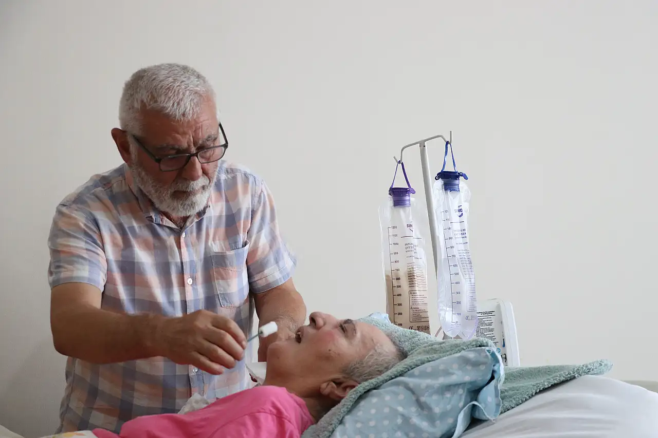 Kayseri'de bir vefa hikayesi: Yatalak eşine bebek gibi bakıyor