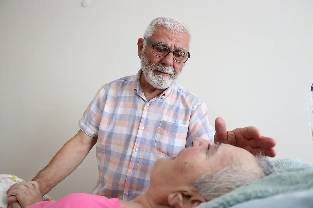 Kayseri'de bir vefa hikayesi: Yatalak eşine bebek gibi bakıyor