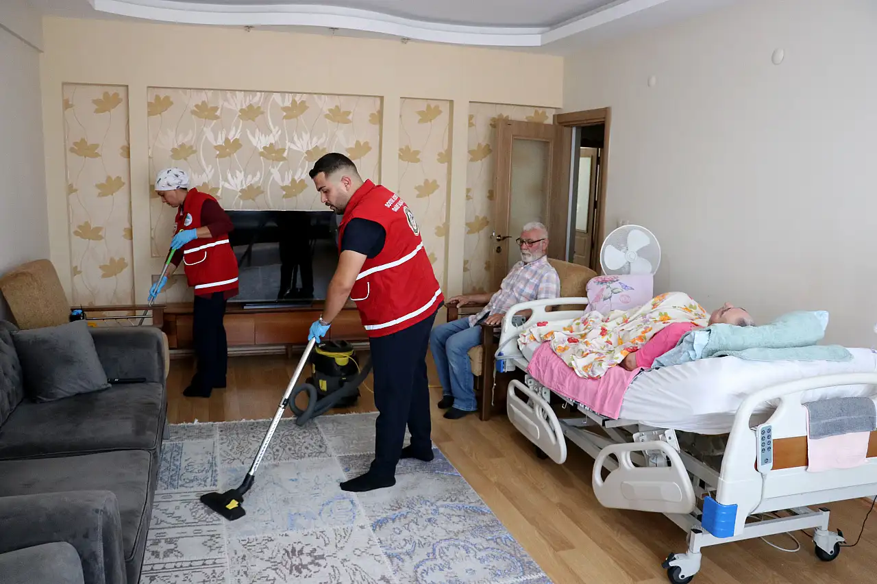 Kayseri'de bir vefa hikayesi: Yatalak eşine bebek gibi bakıyor