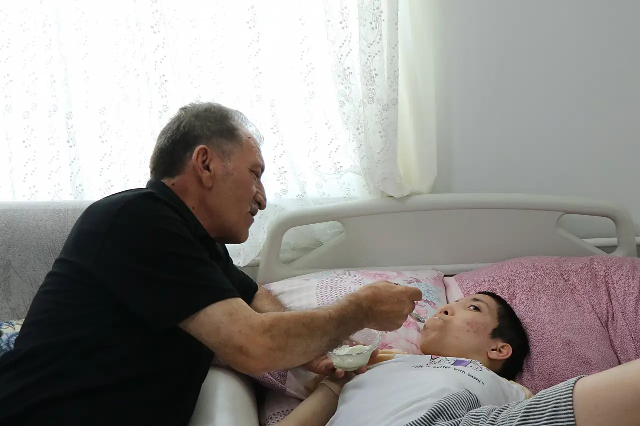 Engelli kıza baba şefkati: 'Bakımevine verin' dediler, o vazgeçmedi