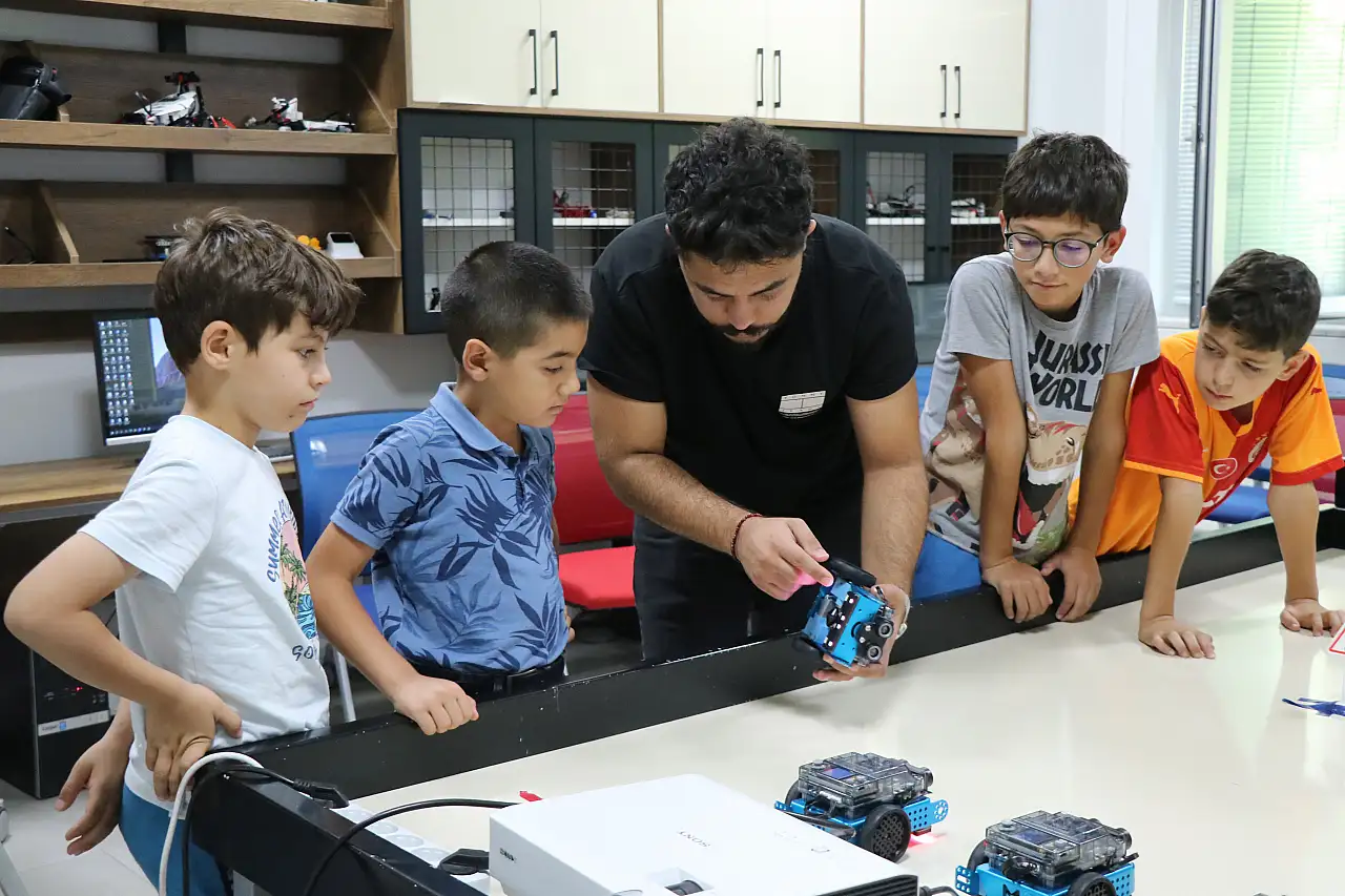 Talas'ın küçük mucitleri robot tasarlıyor, yazılım öğreniyor
