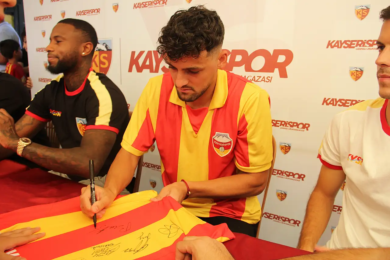 Cumhuriyet Meydanı'nda Kayserispor coşkusu: Taraftar kuyruğa girdi