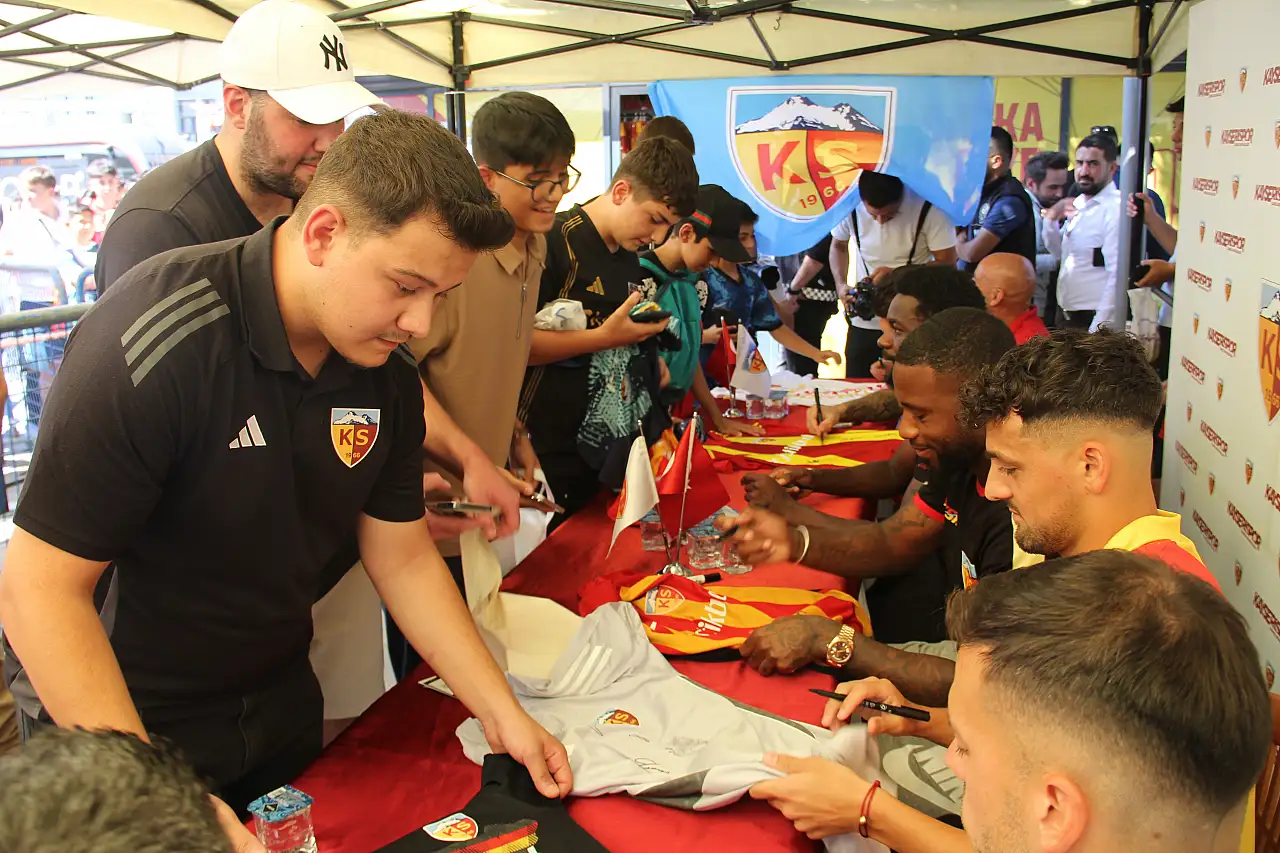 Cumhuriyet Meydanı'nda Kayserispor coşkusu: Taraftar kuyruğa girdi