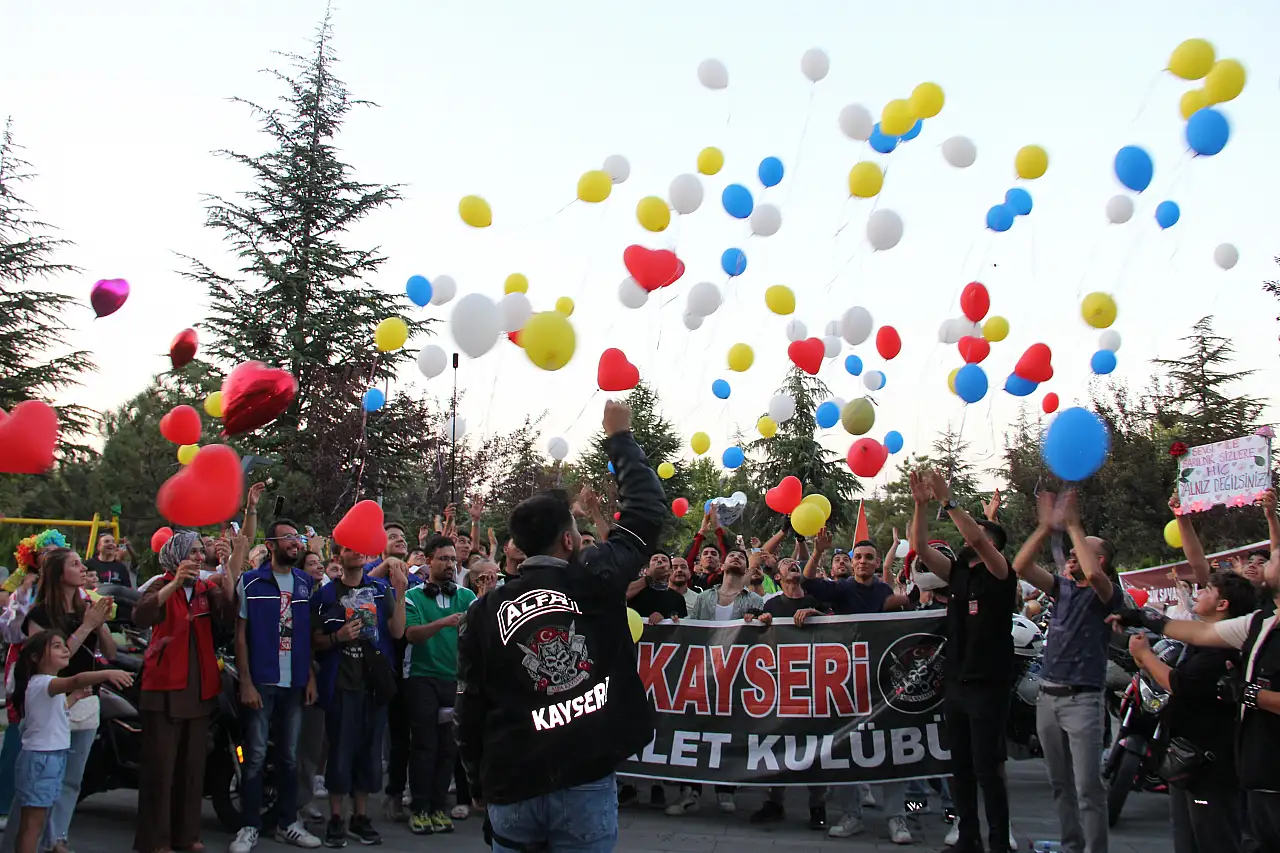 Kayseri'de yüzlerce balon umuda uçtu