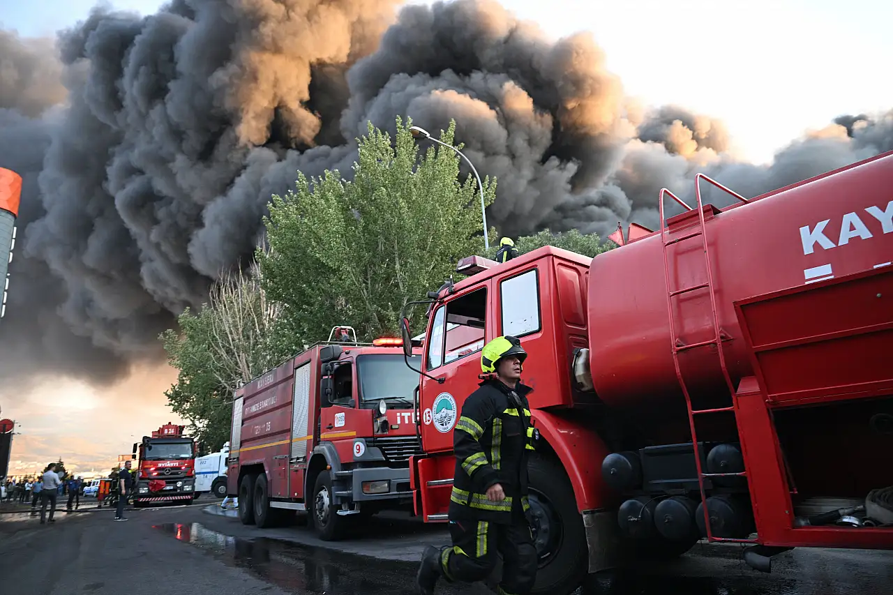 Eski Başkan'ın fabrikası alev alev yanıyor!
