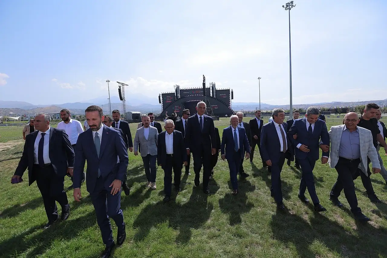 Başkan Büyükkılıç, şehrin gastronomi kalbini Bakan Ersoy'a tanıttı