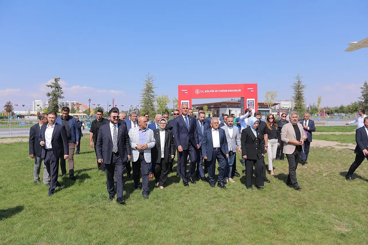 Başkan Büyükkılıç, şehrin gastronomi kalbini Bakan Ersoy'a tanıttı