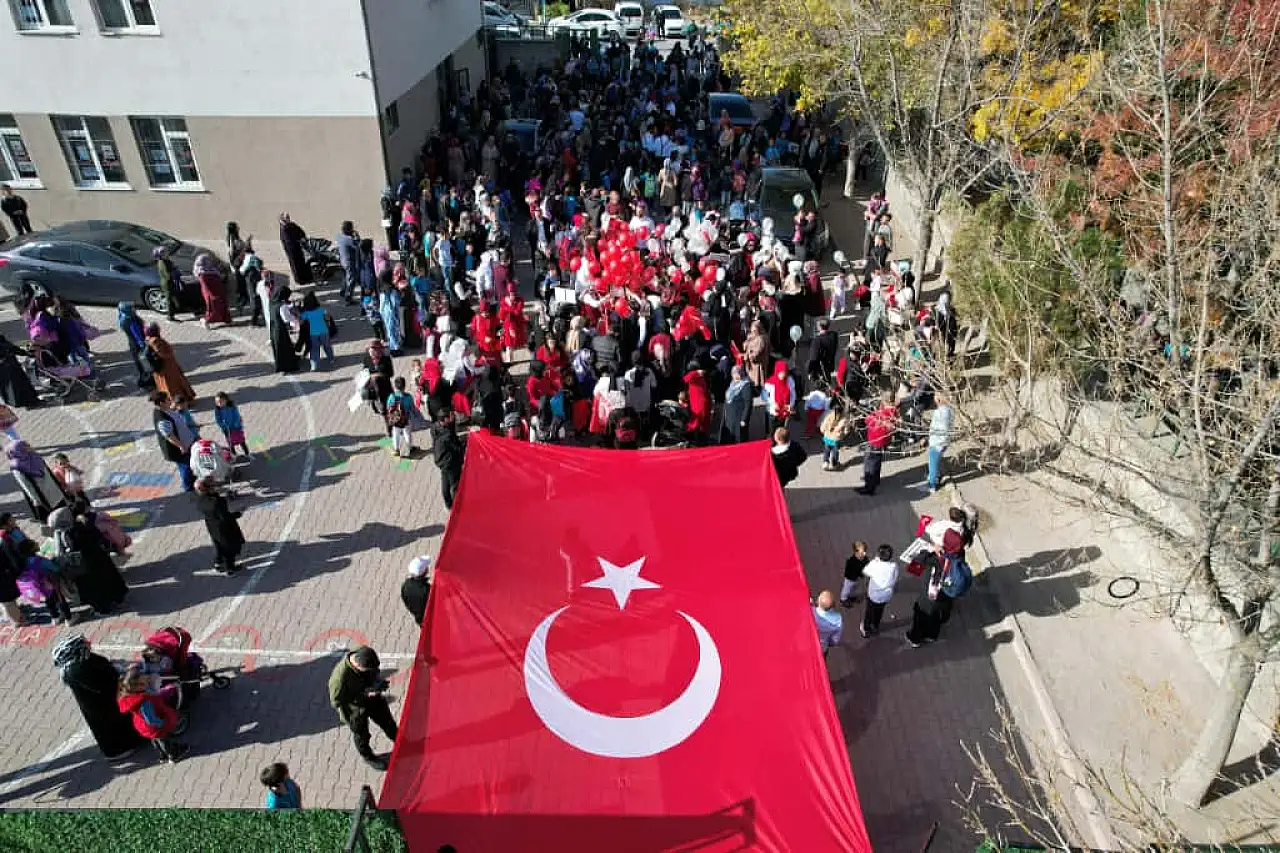 Vali Çiçek, Cumhuriyet coşkusunu miniklerle kutladı