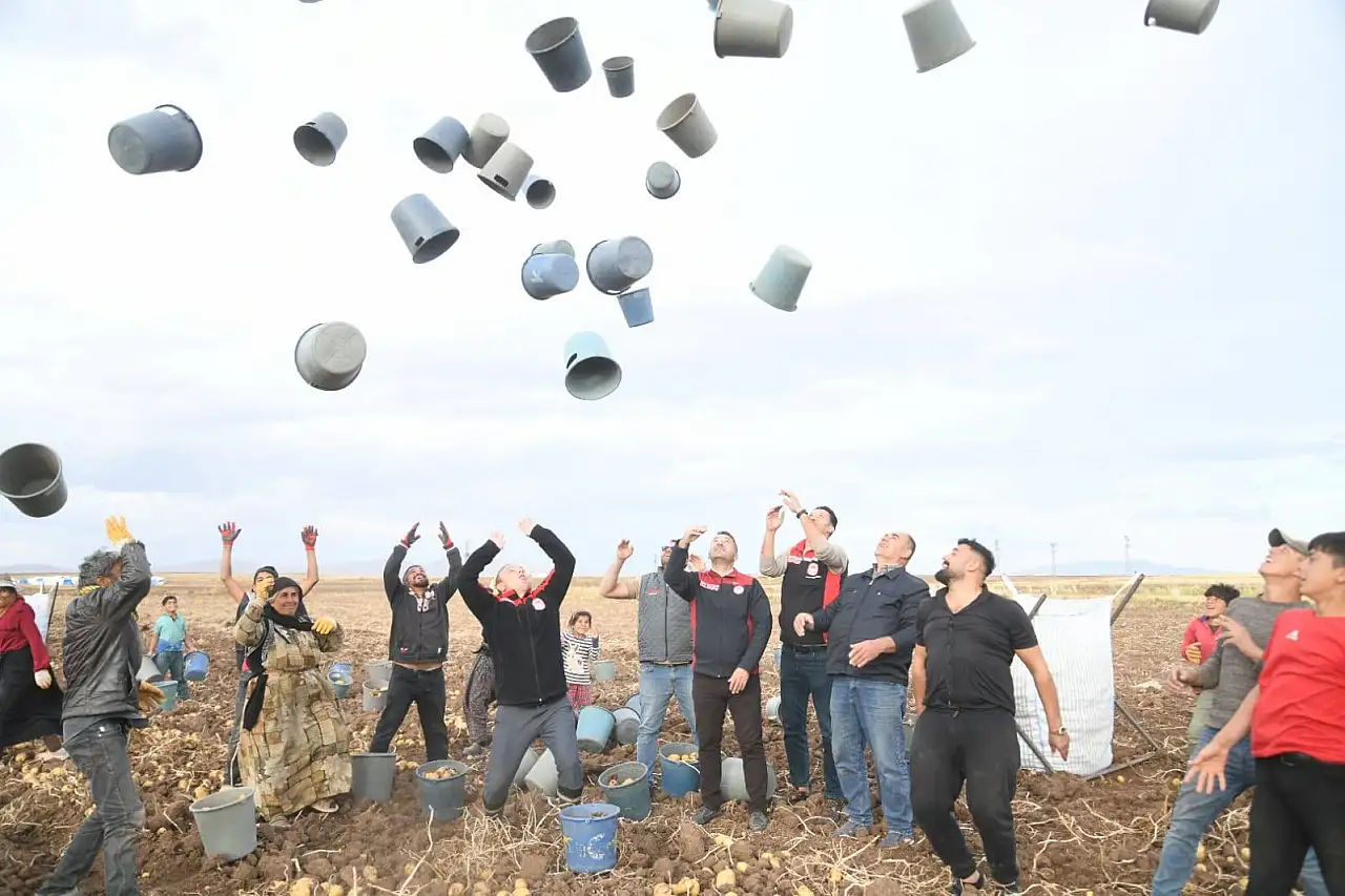 Kayseri'de kovalar havada uçuştu! Kovaları kim, neden attı?