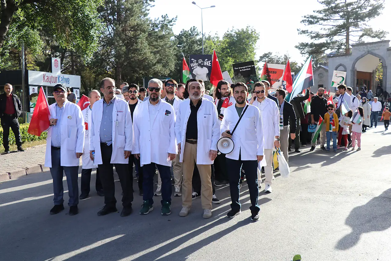 Gazze'de çocuk olmak: 'Doktor amca, bacağım bir daha çıkar mı?'