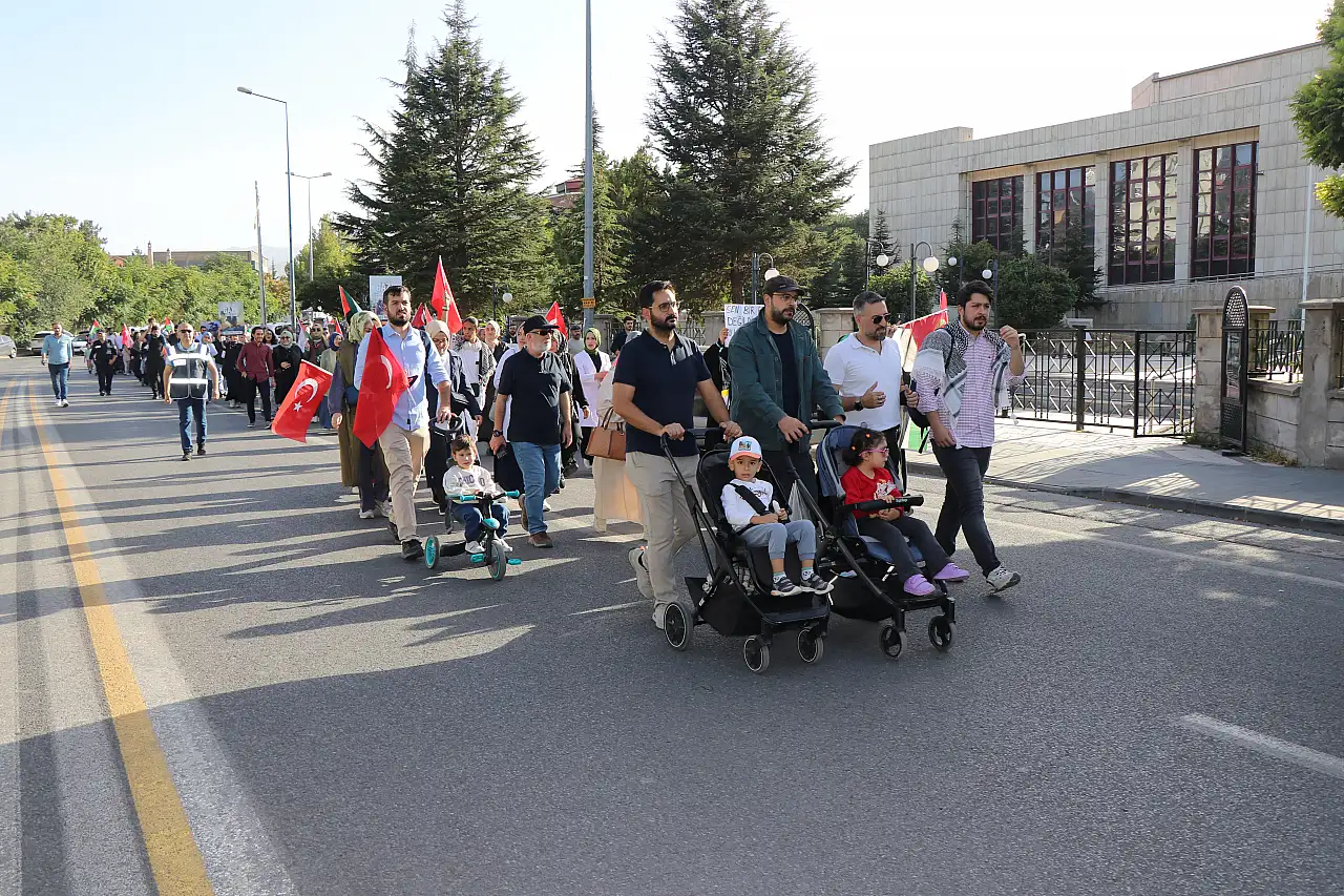 Gazze'de çocuk olmak: 'Doktor amca, bacağım bir daha çıkar mı?'