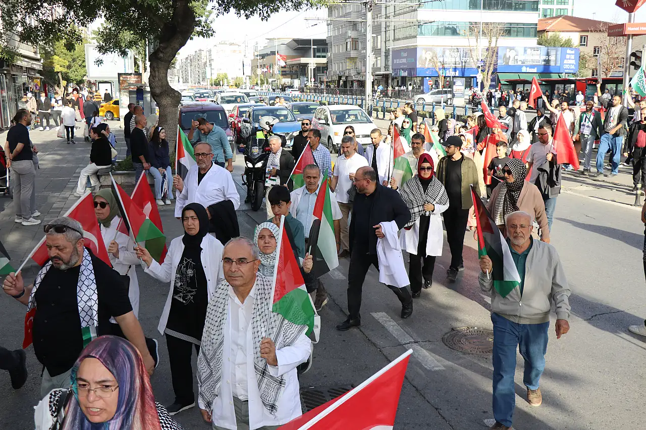 Gazze'de çocuk olmak: 'Doktor amca, bacağım bir daha çıkar mı?'