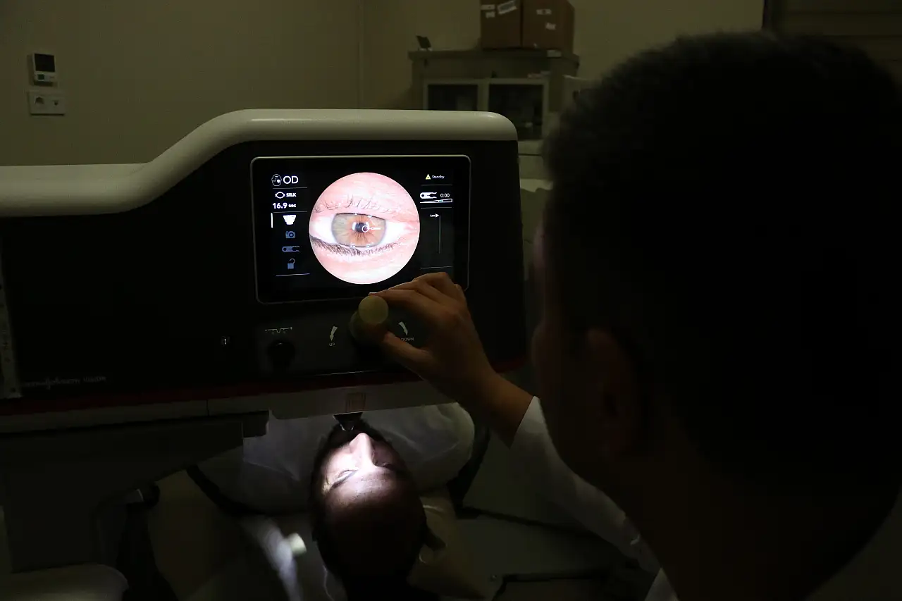 Kayseri'de son teknoloji tedaviyle gözlükler tarihe karışıyor