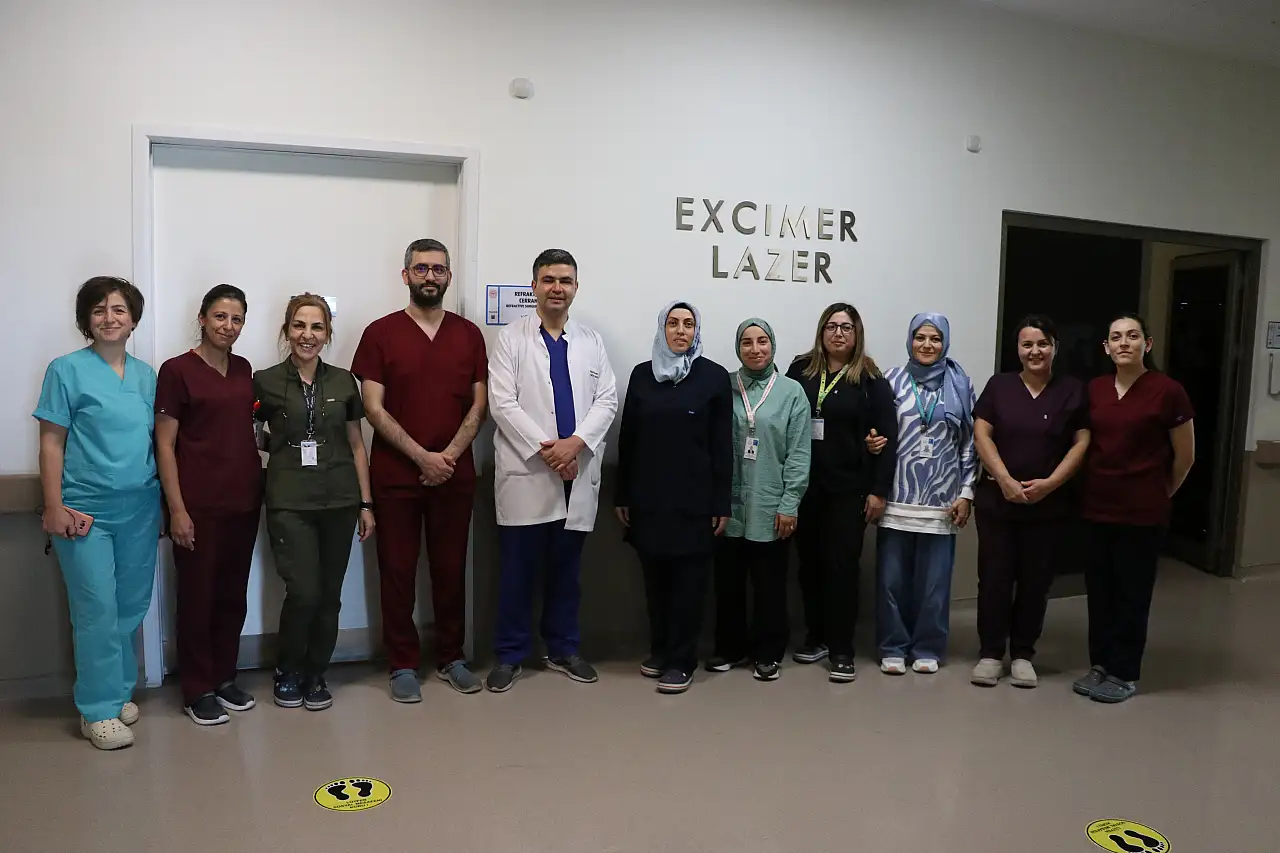 Kayseri'de son teknoloji tedaviyle gözlükler tarihe karışıyor