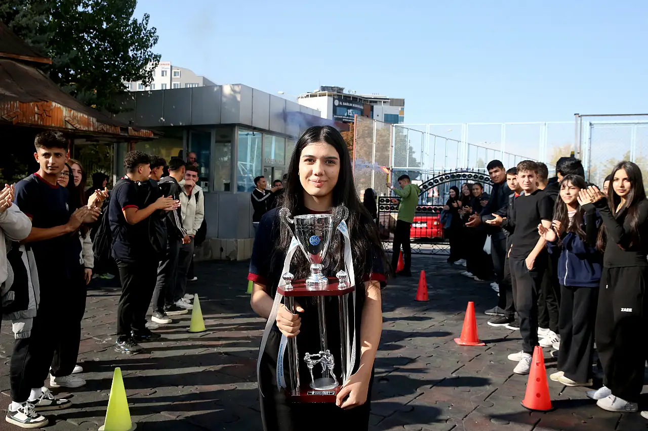 Disiplinin ve azmin zaferi: Elif Ceren zirvede!