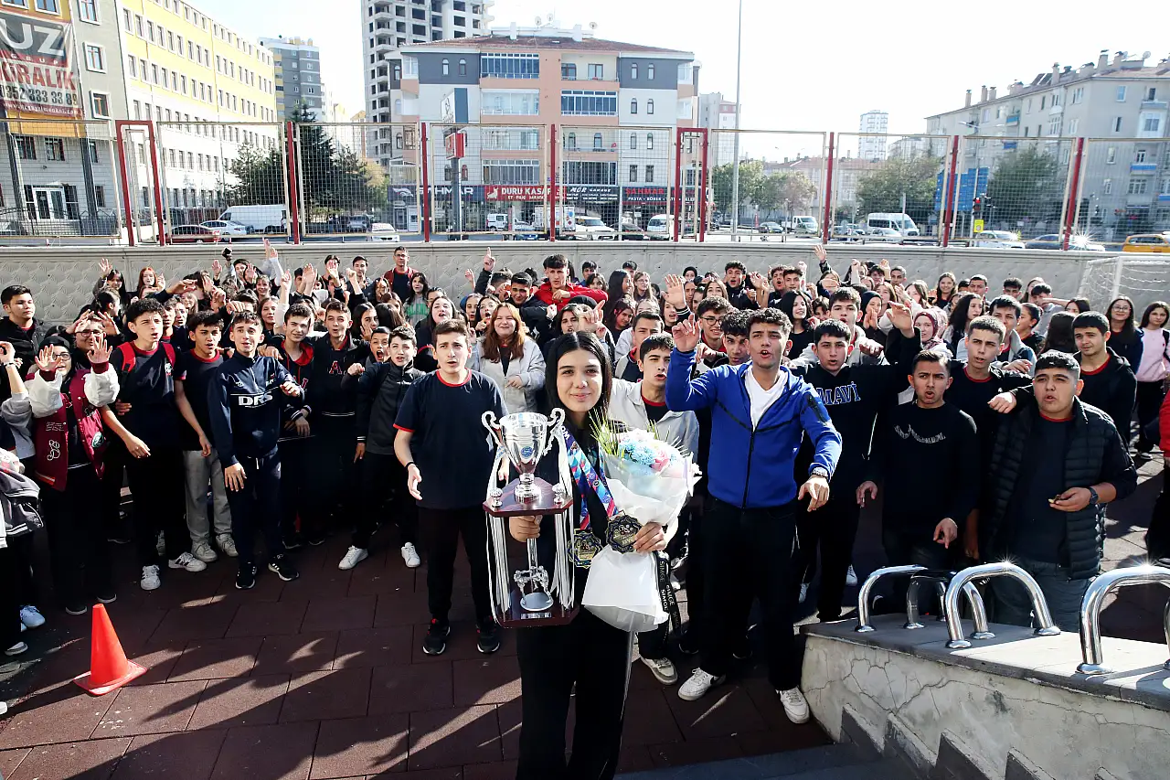 Disiplinin ve azmin zaferi: Elif Ceren zirvede!