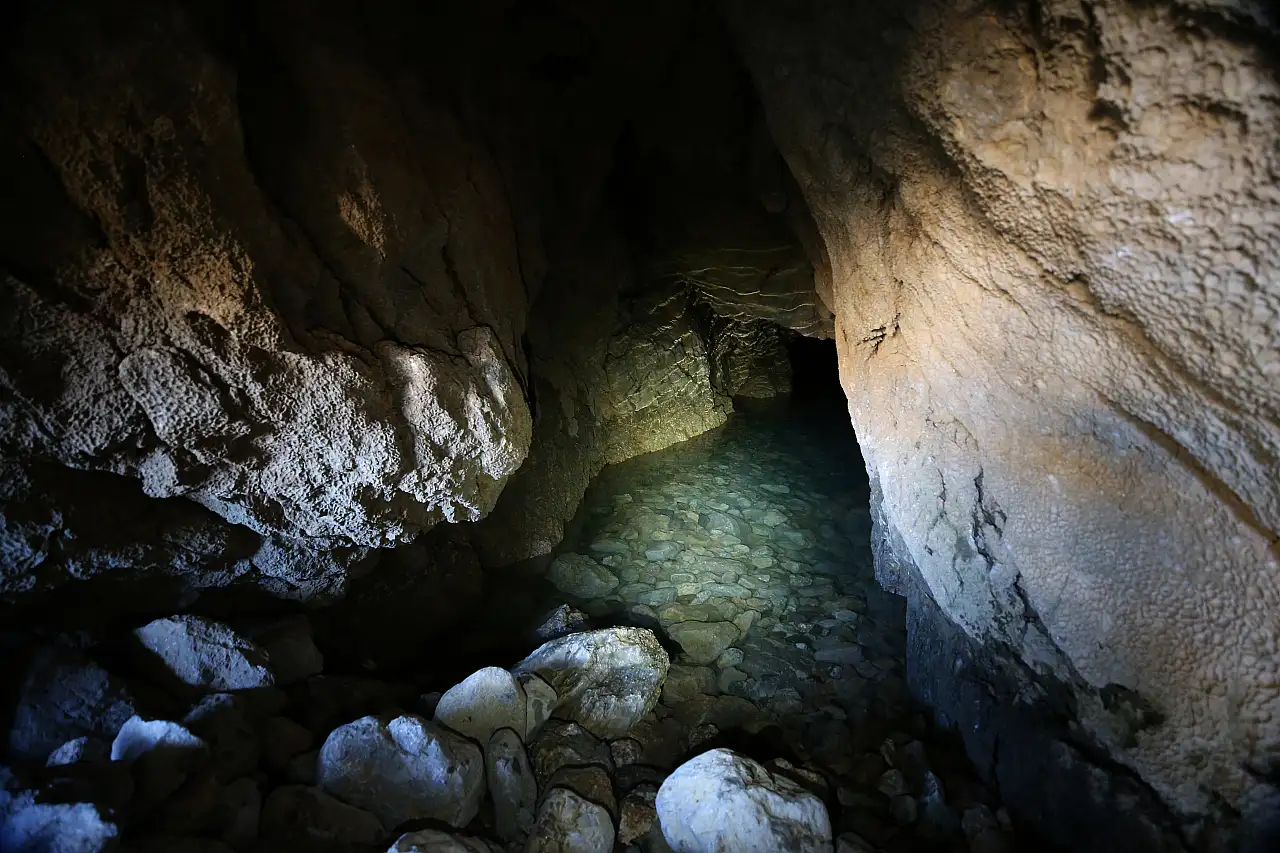 Kayseri'de sular çekildi: Yeni mağara keşfedildi!
