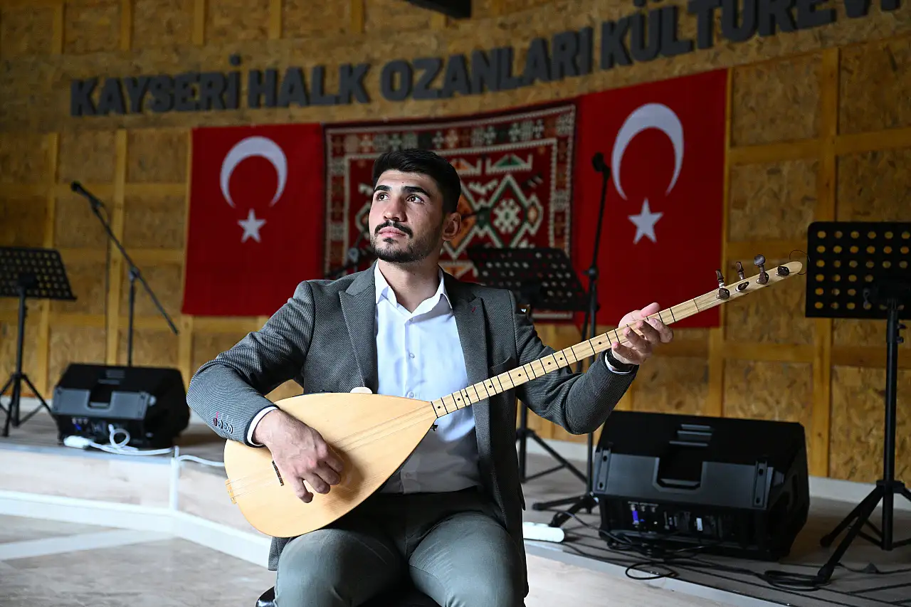 'Bizim oğlandan aşık olmaz' dediler, 10 yıldır Türkiye'yi diyar diyar geziyor