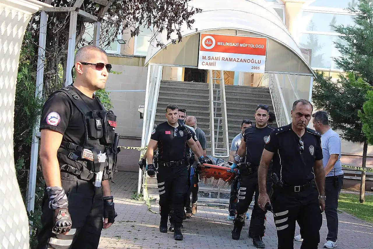 Cami cinayetinin 'Çöpe atılan bebek' detayı