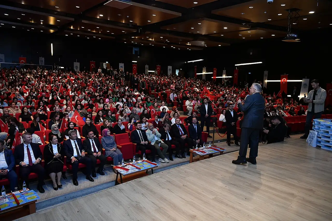 Başkan Büyükkılıç öğrencilere binlerce kaynak kitap dağıttı