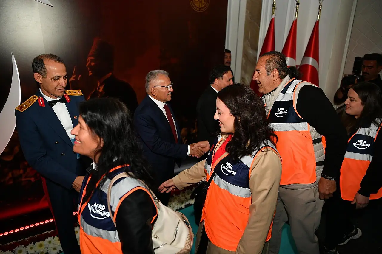 Kayseri'de Cumhuriyet Bayramı coşkusu! Başkan Büyükkılıç'da resepsiyona katıldı
