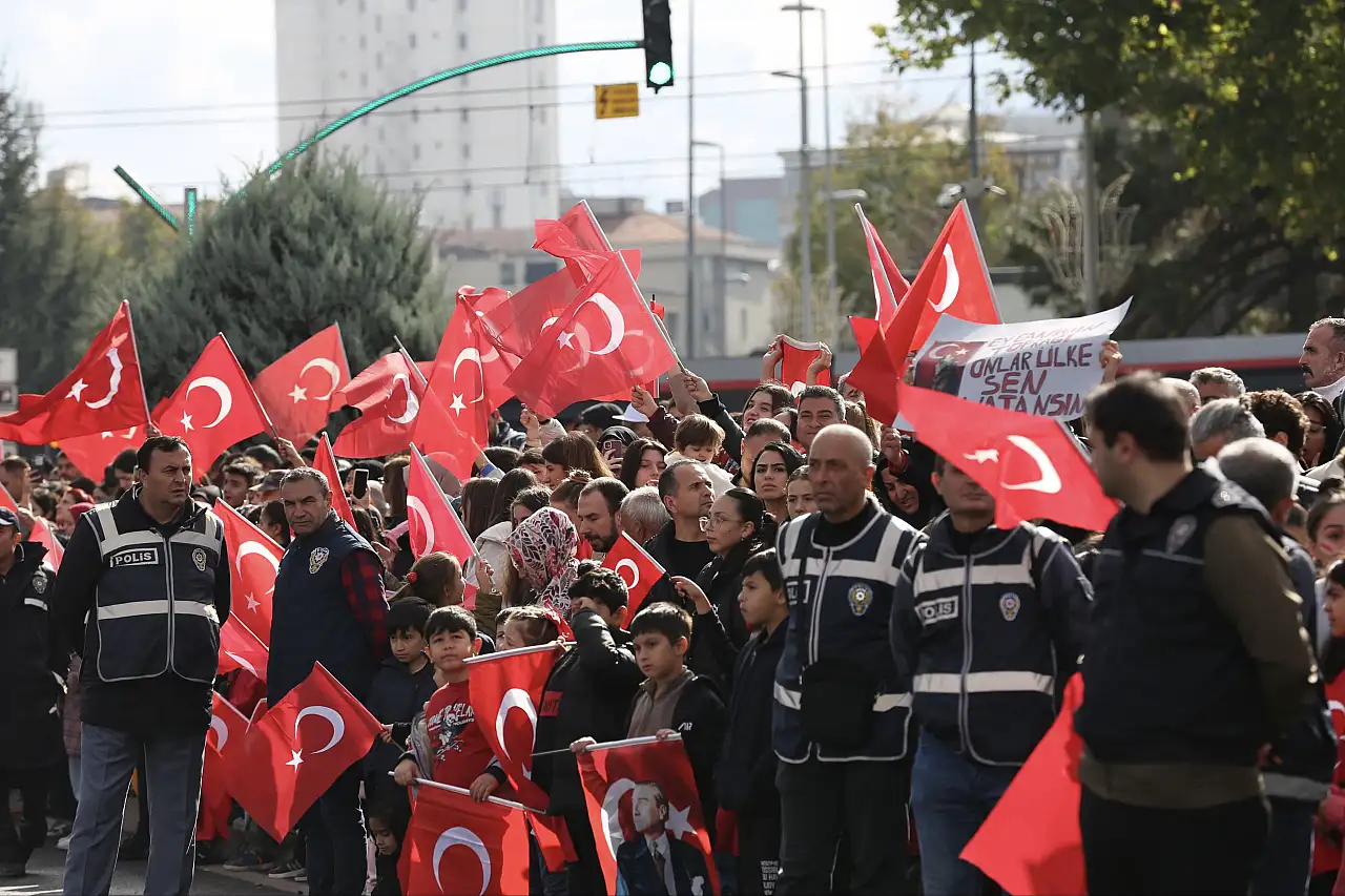 Hiç merak ettiniz mi? Atatürk döneminde Kayseri'de Cumhuriyet Bayramı bakın nerelerde, nasıl kutlanıyormuş!