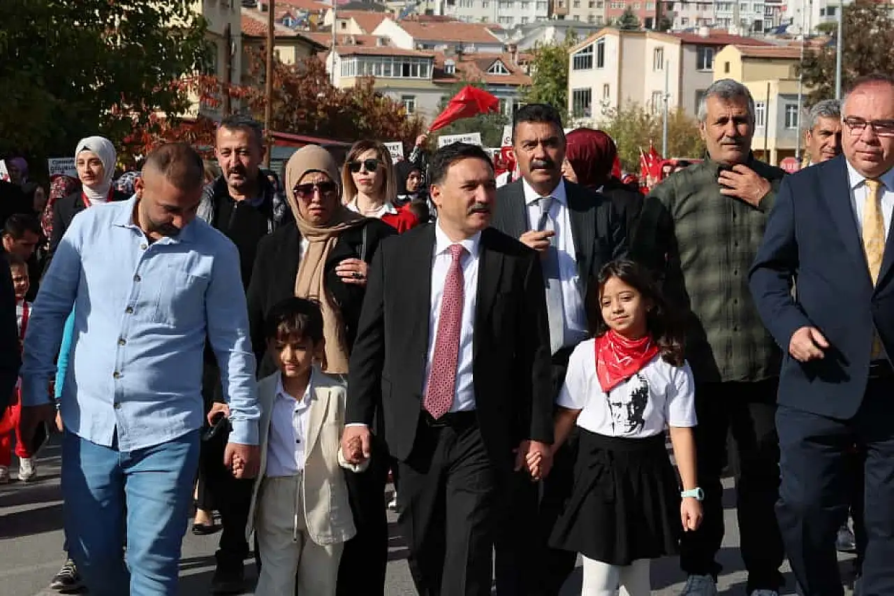 Vali Çiçek, Cumhuriyet coşkusunu miniklerle kutladı