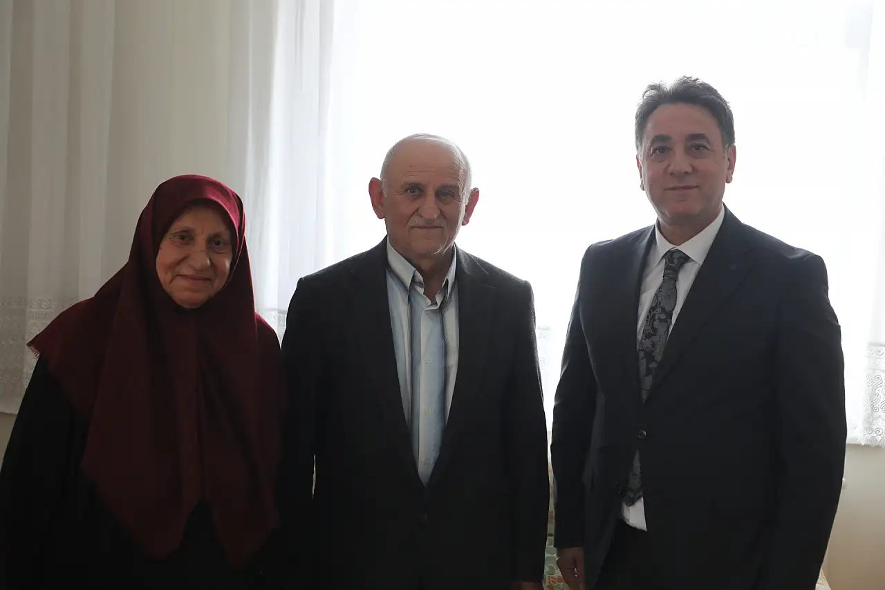 Bu fotoğrafta Kayserili belediye başkanı da var! Öğretmenini ziyaret etti