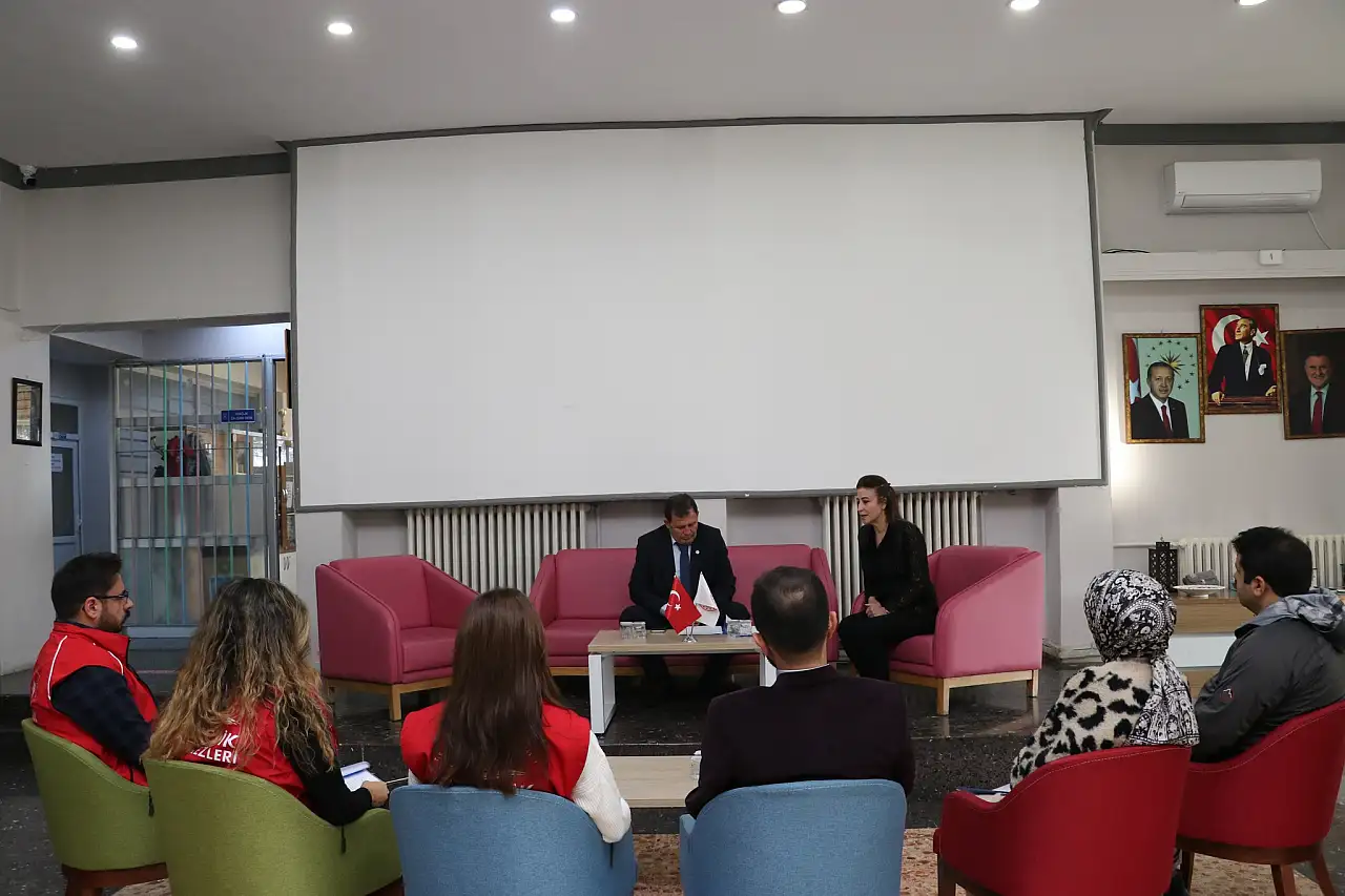 Kayseri'de müdürden o merkeze ziyaret! Gençlere çağrı yaptı