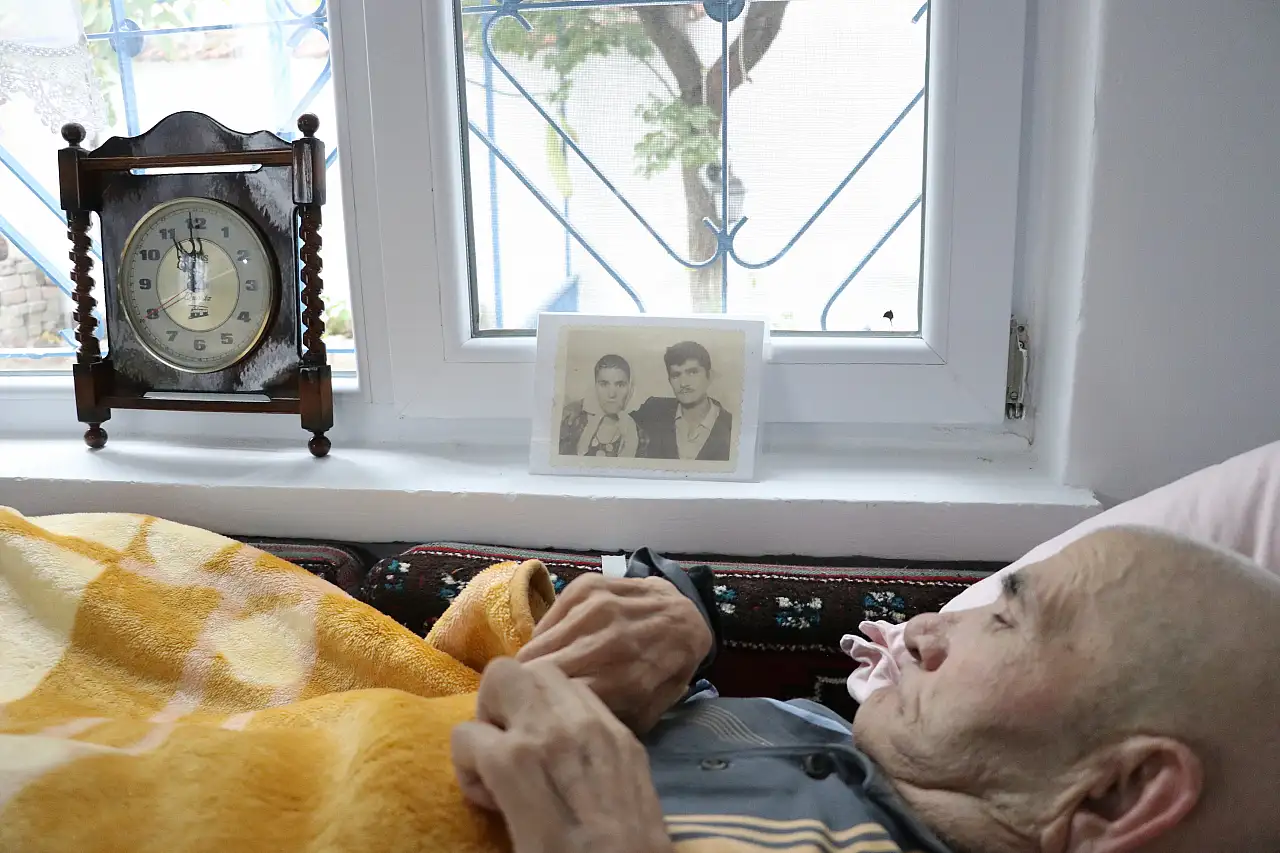 Kayseri'den yürek burkan hikaye: 58 yıllık eşine gözü gibi bakıyor!