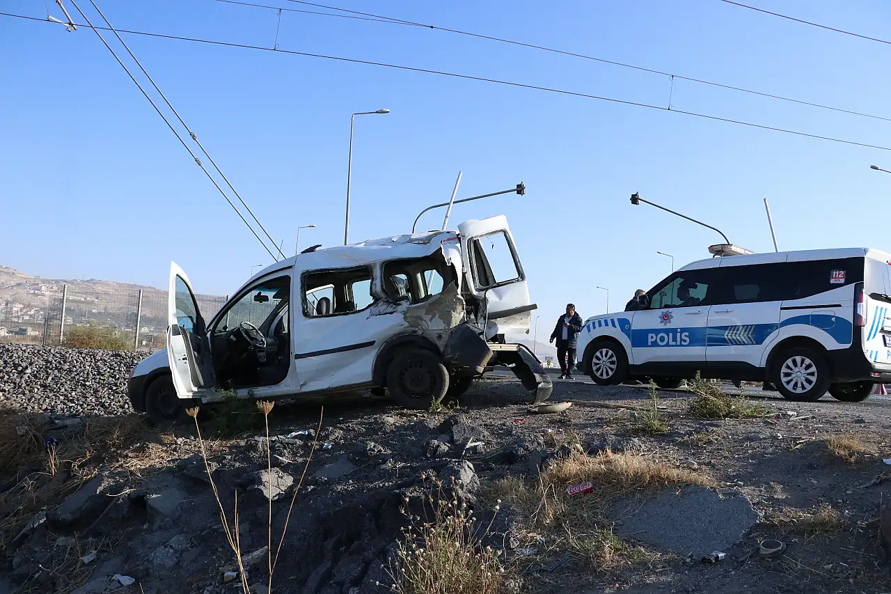 Kayseri'de korkutan kaza! Lokomotif hafif ticari araca çarptı