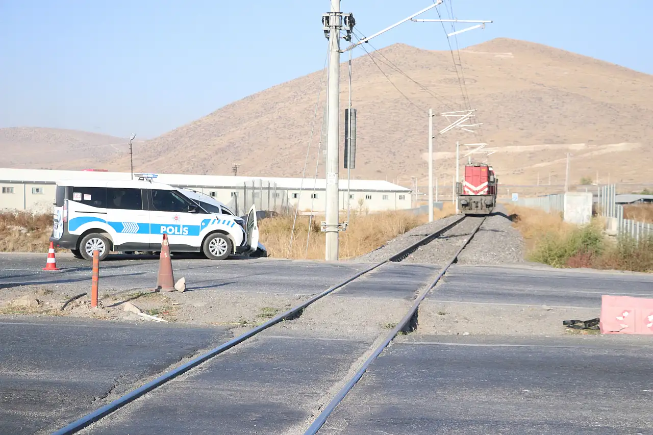 Kayseri'de korkutan kaza! Lokomotif hafif ticari araca çarptı