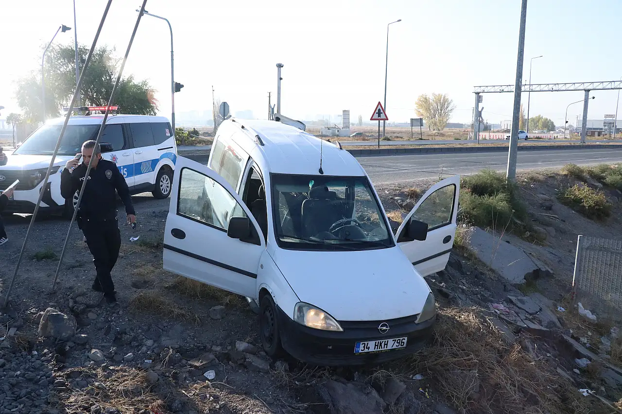 Kayseri'de korkutan kaza! Lokomotif hafif ticari araca çarptı