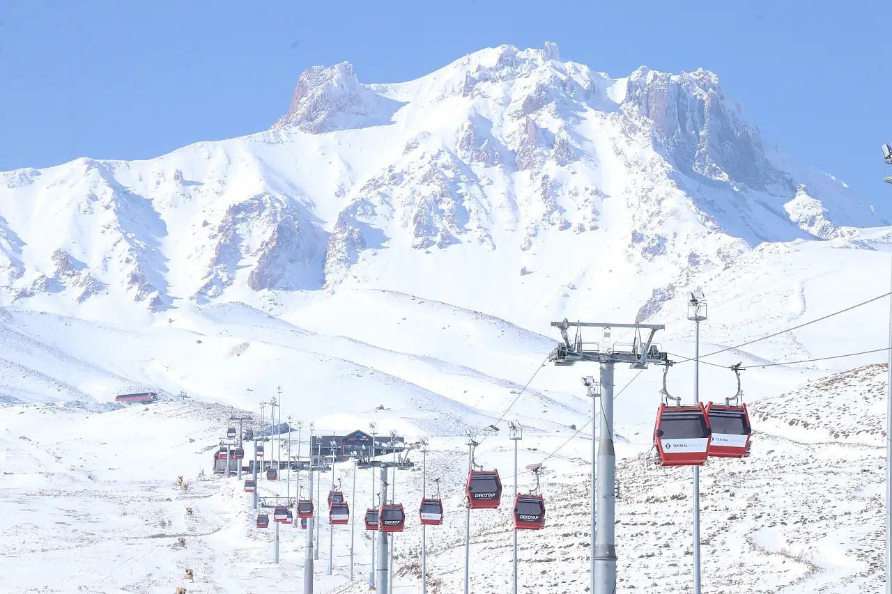 Kar kalınlığı 50 santimetreyi bulan Erciyes yeni sezona hazır
