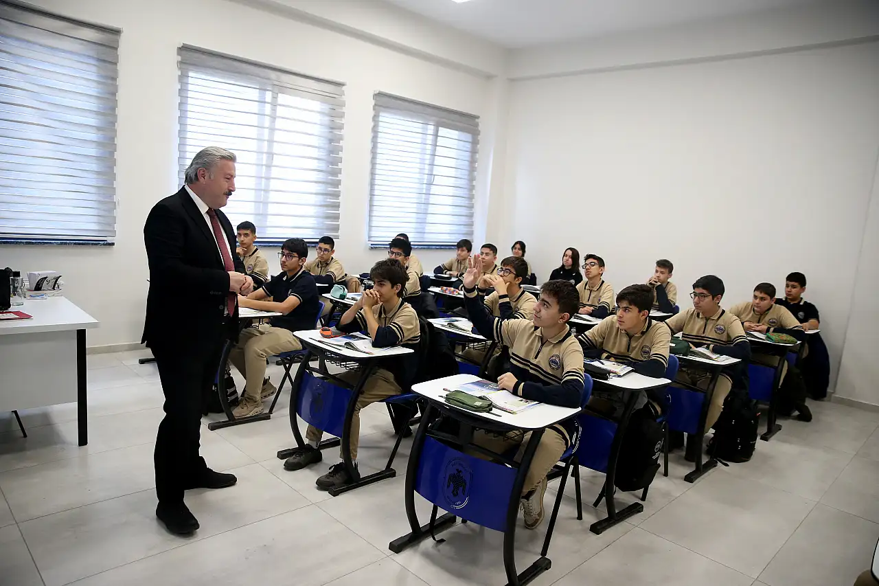 Başkan Palancıoğlu, yaptırdığı Havacılık Lisesinde misafir öğretmenlik yapıyor