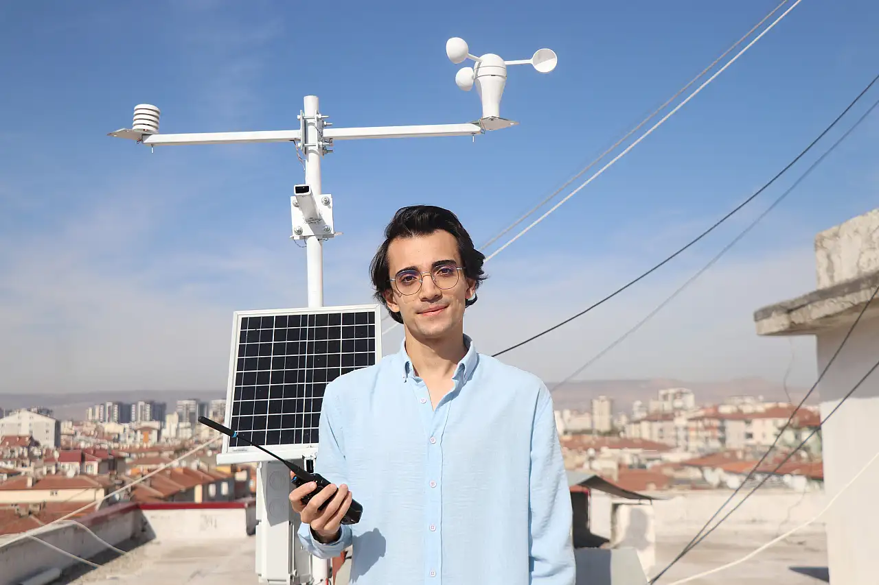 Kayseri'de üniversite öğrencisi, güneş enerjili telsizli hava sistemi geliştirdi