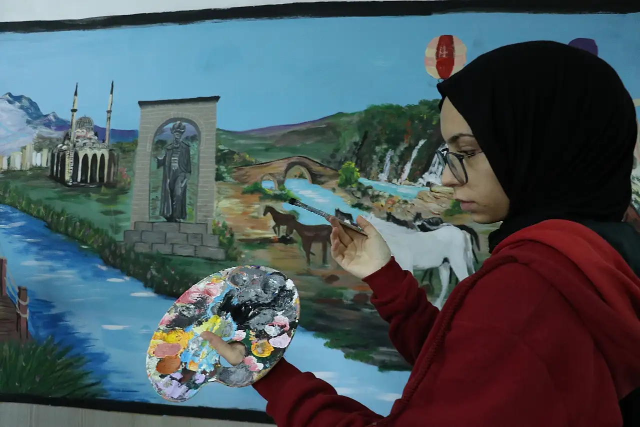 Kayseri'de öğrenciler boş koridorları tuvale dönüştürdü